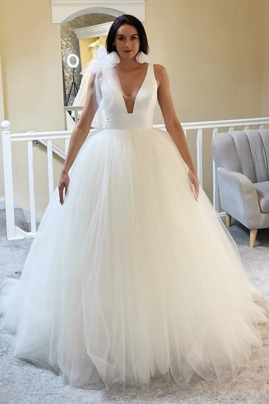 Robe de bal en tulle à décolleté en V profond et dos ouvert avec nœud